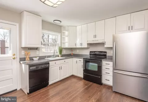 Kitchen - 811 Fall Pl, Herndon, VA 20170 photo 1 of 2