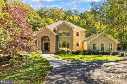 6645 Rutledge Dr, Fairfax Station, VA 22039