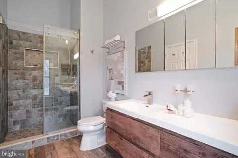 Bath - 8715 Wadebrook Ter, Springfield, VA 22153 photo 3 of 8