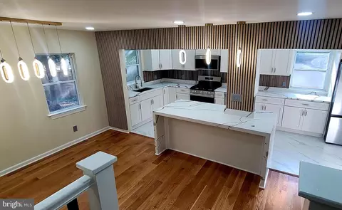 Entry Way - 6828 Ridgeway Dr, Springfield, VA 22150 photo 2 of 25