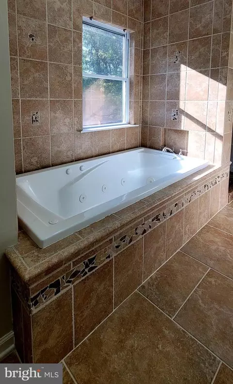 Bath - 6828 Ridgeway Dr, Springfield, VA 22150 photo 6 of 18