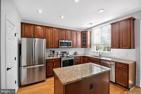 8503 Bertsky Ln, Lorton, VA 22079