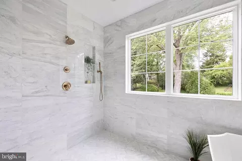 Bath - 6179 Hardy Dr, Mclean, VA 22101 photo 5 of 10