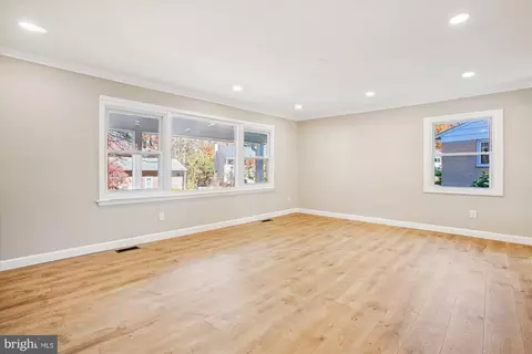 Living - 9075 Andromeda Dr, Burke, VA 22015 photo 3 of 4