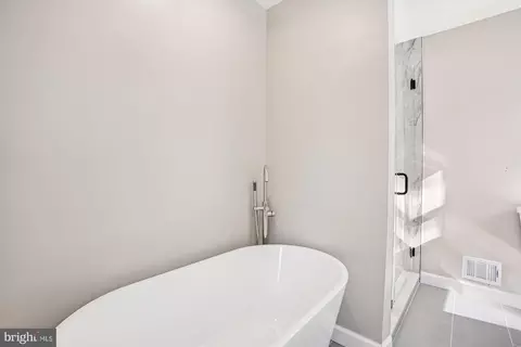 Bath - 9075 Andromeda Dr, Burke, VA 22015 photo 3 of 7