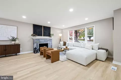 Living - 7319 Bath St, Springfield, VA 22150 photo 3 of 3