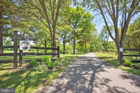 9341 Cornwell Farm Dr, Great Falls, VA 22066