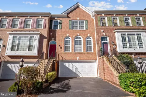 5656 Governors Pond Cir, Alexandria, VA 22310
