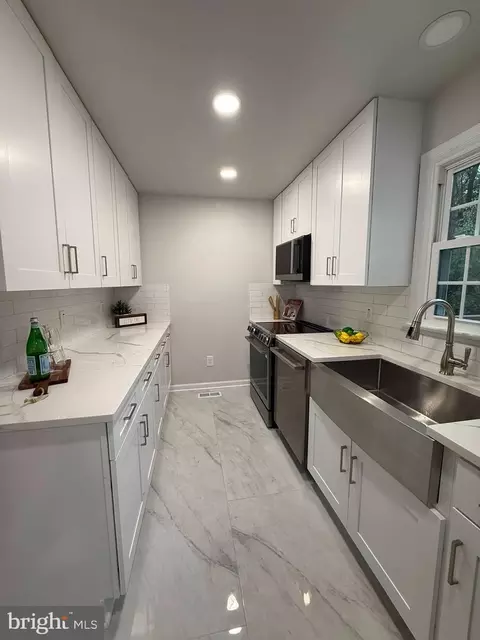 Kitchen - 8580 Tyrolean Way, Springfield, VA 22153 photo 4 of 6