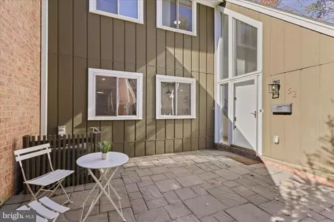 11152 Forest Edge Dr, Reston, VA 20190 photo 2