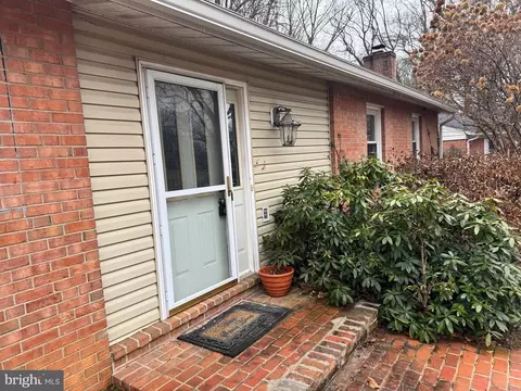 6703 Greenview Ln, Springfield, VA 22152 photo 2