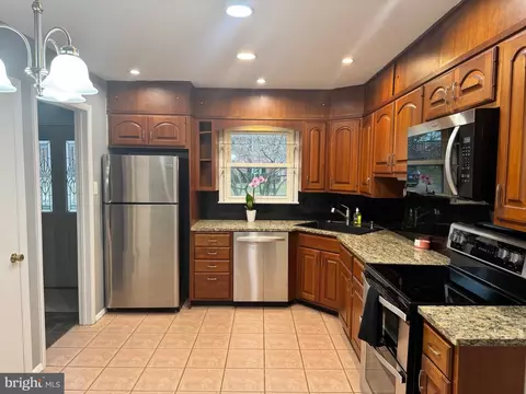 6703 Greenview Ln, Springfield, VA 22152 photo 5
