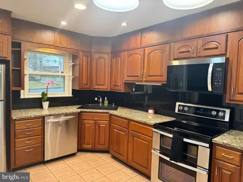 6703 Greenview Ln, Springfield, VA 22152 photo 6
