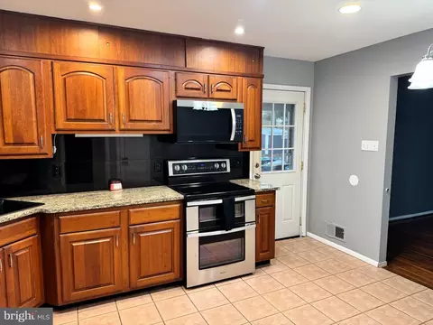 6703 Greenview Ln, Springfield, VA 22152 photo 4