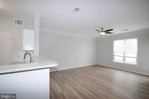 Living - 1571 Spring Gate Dr #6209, Mclean, VA 22102 photo 2 of 5
