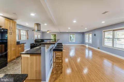 Living - 6719 Ruskin St, Springfield, VA 22150 photo 5 of 6