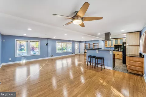 Living - 6719 Ruskin St, Springfield, VA 22150 photo 4 of 6