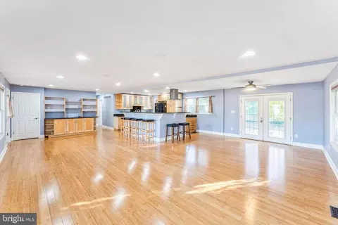 Living - 6719 Ruskin St, Springfield, VA 22150 photo 2 of 6