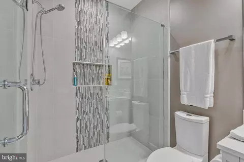 Bath - 1700 Brookside Ln, Vienna, VA 22182 photo 6 of 8