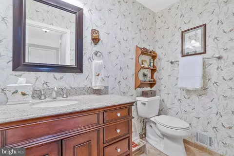 Bath - 7724 Desdemona Ct, Mclean, VA 22102 photo 3 of 8
