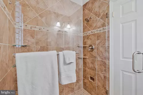 Bath - 7724 Desdemona Ct, Mclean, VA 22102 photo 5 of 8