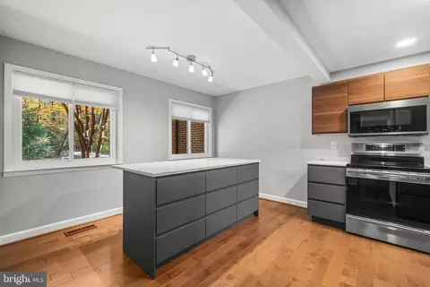 2152 Glencourse Ln, Reston, VA 20191 photo 11