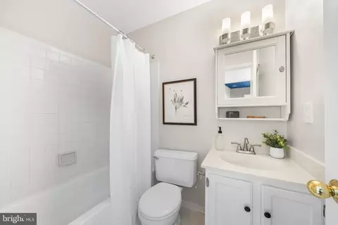 Bath - 5658 Sutherland Ct, Burke, VA 22015 photo 2 of 3