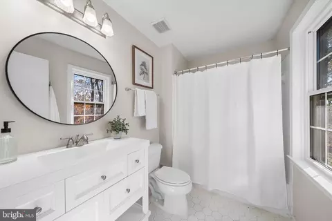 Bath - 5658 Sutherland Ct, Burke, VA 22015 photo 1 of 3