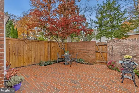 Exterior - 6628 Mclean Ct, Mclean, VA 22101 photo 2 of 5