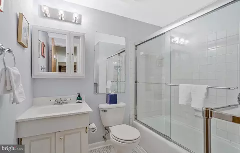 Bath - 6628 Mclean Ct, Mclean, VA 22101 photo 4 of 4