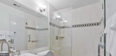 Bath - 6628 Mclean Ct, Mclean, VA 22101 photo 3 of 4