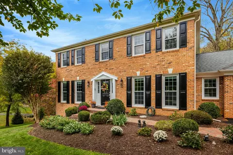 1633 Lozano Dr, Vienna, VA 22182