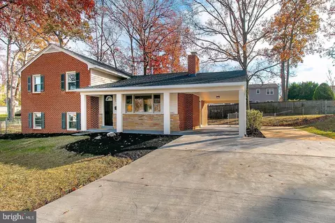 5716 Tremont Ct, Alexandria, VA 22303