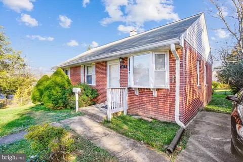 1827 Olmstead Dr, Falls Church, VA 22043