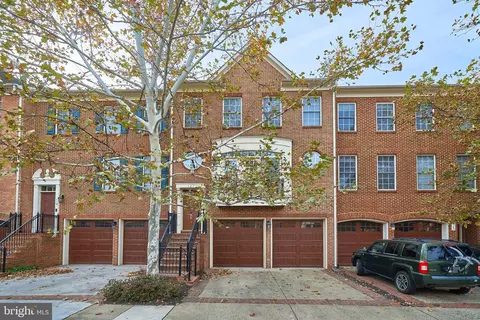 121 Herndon Mill Cir, Herndon, VA 20170