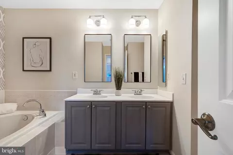 Bath - 9237 Old Beech Ct, Lorton, VA 22079 photo 2 of 5