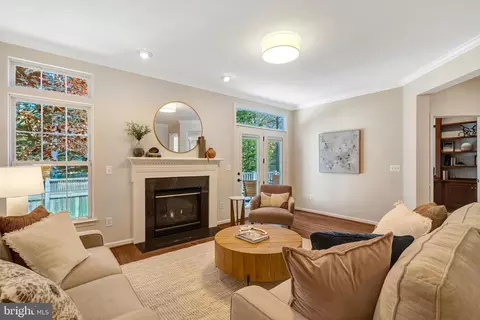 Living - 9237 Old Beech Ct, Lorton, VA 22079 photo 2 of 2