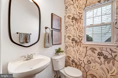 Bath - 9237 Old Beech Ct, Lorton, VA 22079 photo 1 of 5