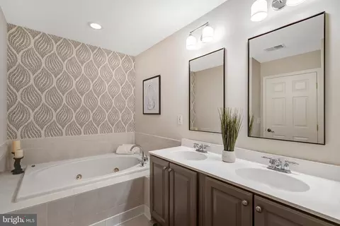 Bath - 9237 Old Beech Ct, Lorton, VA 22079 photo 3 of 5