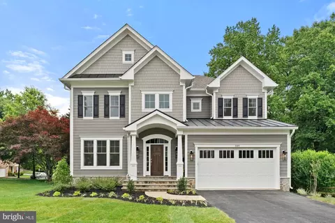 420 Holmes Dr NW, Vienna, VA 22180