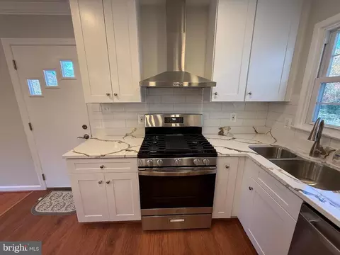 Kitchen - 4721 Springbrook Dr, Annandale, VA 22003 photo 7 of 14