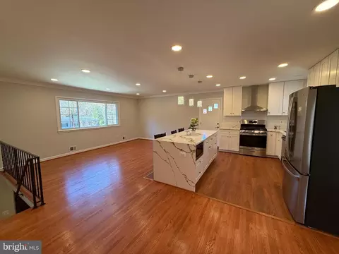 Living - 4721 Springbrook Dr, Annandale, VA 22003 photo 4 of 6