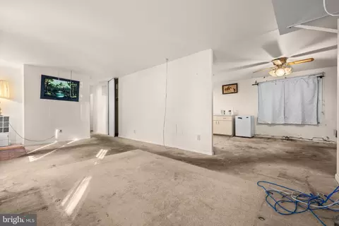Living - 418 Patrick Ln, Herndon, VA 20170 photo 3 of 5
