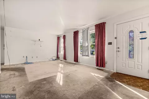 Living - 418 Patrick Ln, Herndon, VA 20170 photo 1 of 5