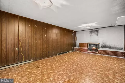 Living - 418 Patrick Ln, Herndon, VA 20170 photo 4 of 5