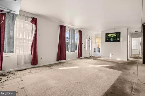 Living - 418 Patrick Ln, Herndon, VA 20170 photo 2 of 5