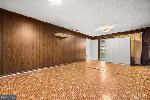 Living - 418 Patrick Ln, Herndon, VA 20170 photo 5 of 5