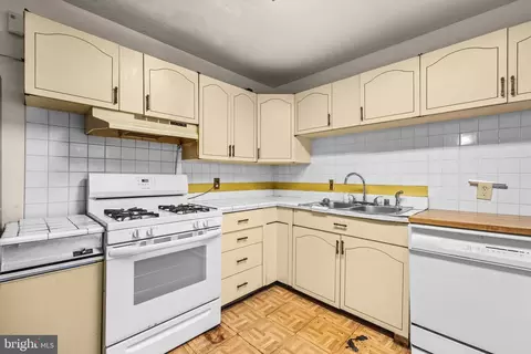 Kitchen - 418 Patrick Ln, Herndon, VA 20170 photo 2 of 2