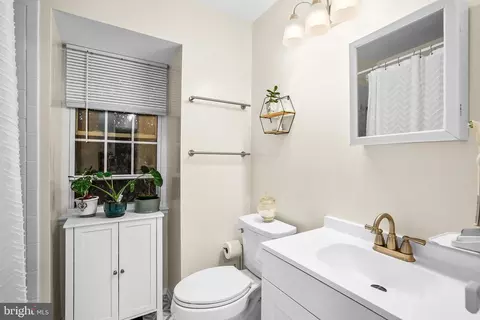Bath - 2418 Ridgehampton Ct, Reston, VA 20191 photo 1 of 3