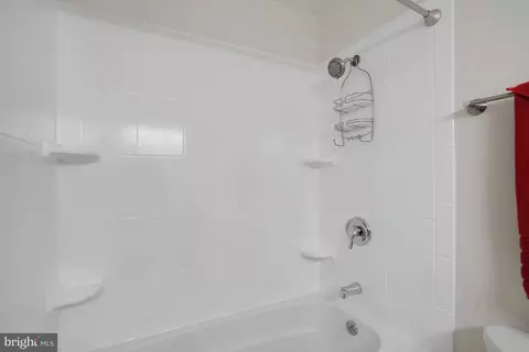 Bath - 7215 Beverly Park Dr, Springfield, VA 22150 photo 3 of 4